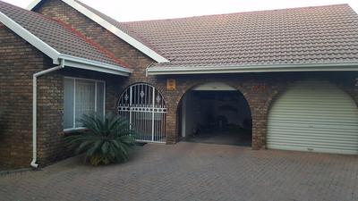 Complex For Sale in Birchleigh, Kempton Park