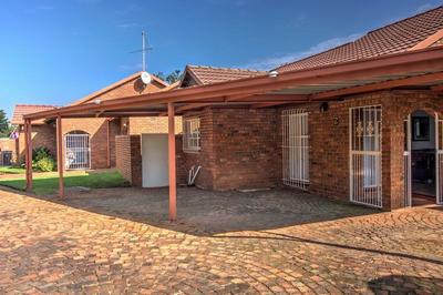 Townhouse For Sale in Birchleigh, Kempton Park