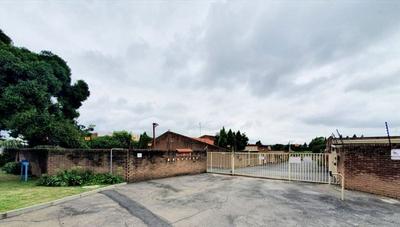 Townhouse For Sale in Edleen, Kempton Park