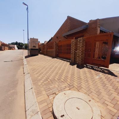 House For Sale in Emkatini, Tembisa