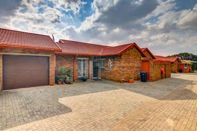 Townhouse For Sale in Birchleigh North, Kempton Park