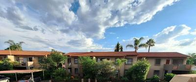 Townhouse For Sale in Lakefield, Benoni