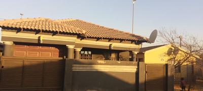 House For Sale in Etwatwa, Etwatwa