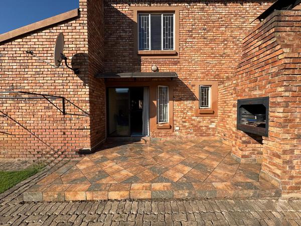 Townhouse For Sale in Edleen, Kempton Park