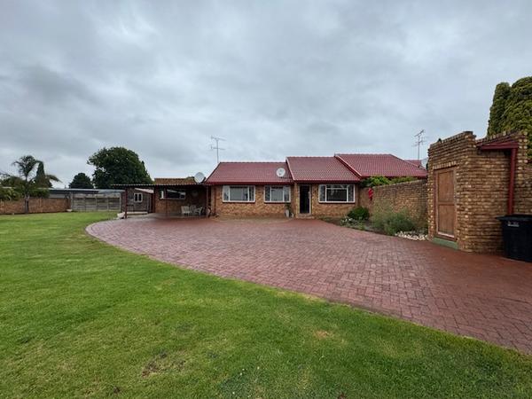 Townhouse For Sale in Glen Marais, Kempton Park