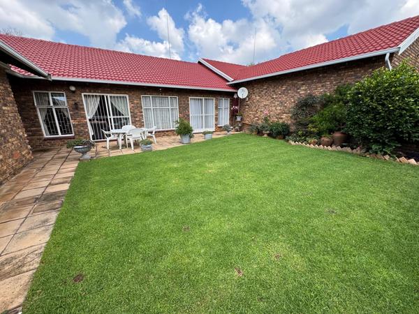 Townhouse For Sale in Birchleigh, Kempton Park