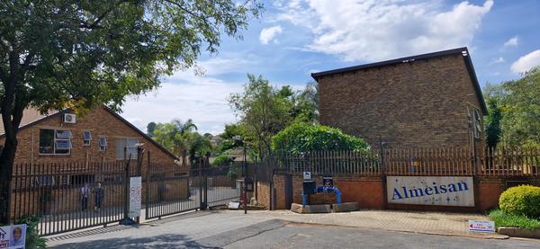 Apartment / Flat For Sale in Wilgeheuwel, Roodepoort